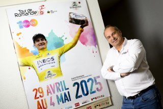 Richard Chassot, directeur du Tour de Romandie, pose avec l'affiche de la 78ème édition du Tour de Romandie